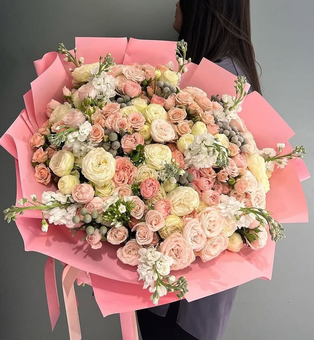 Bouquet of bush peony roses and matthiola in the online flower shop BlumenHorizon